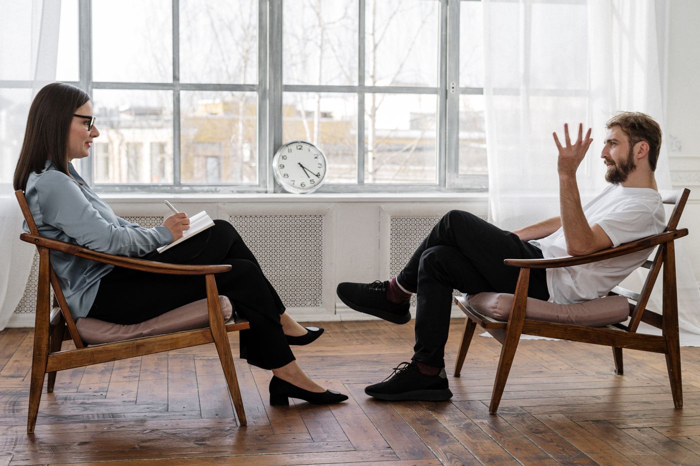 A relaxed, supportive therapy conversation